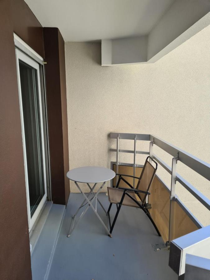Chambre De 11 M2 Avec Balcon Paris Bagian luar foto